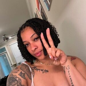 Meet your Posher, Tahira